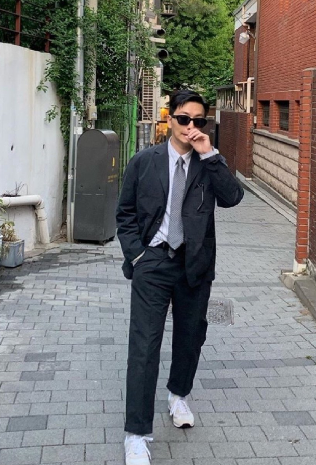 "娃娃鱼"李东辉西装亮眼,雅痞风格十足,这是理想男友