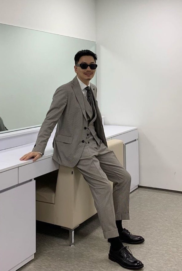 "娃娃鱼"李东辉西装亮眼,雅痞风格十足,这是理想男友