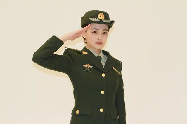 阅兵式女兵方阵惊艳全国,盘点女演员军装造型,谁最