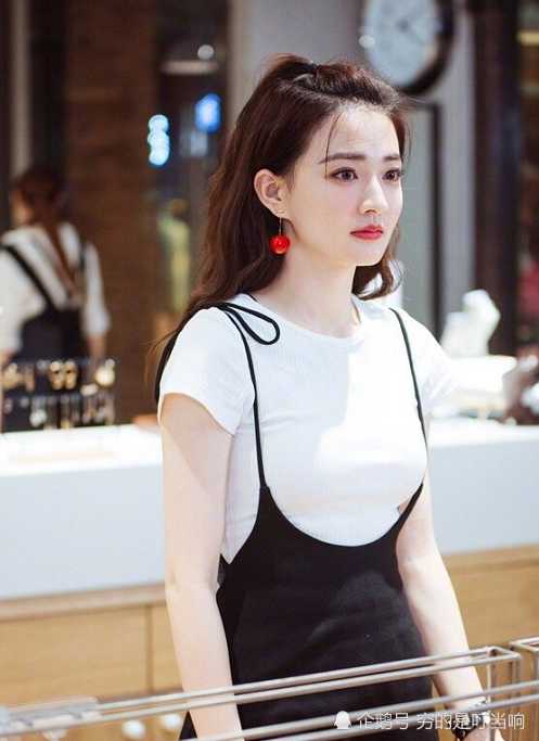 徐璐纯白短袖配吊带裙,少女感十足还显身材,难怪张铭恩移不开眼