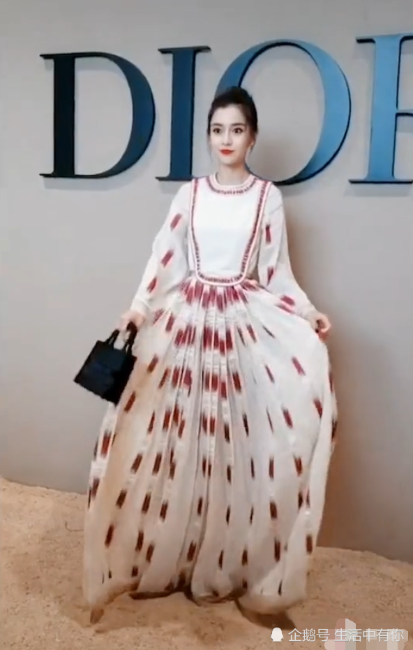 baby坐姿有多霸气 灰姑娘裙 叉腿坐,网友 男人都得汗颜