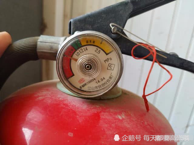 干粉灭火器上都有压力表,指针在绿色范围内表示压力正常,可以正常