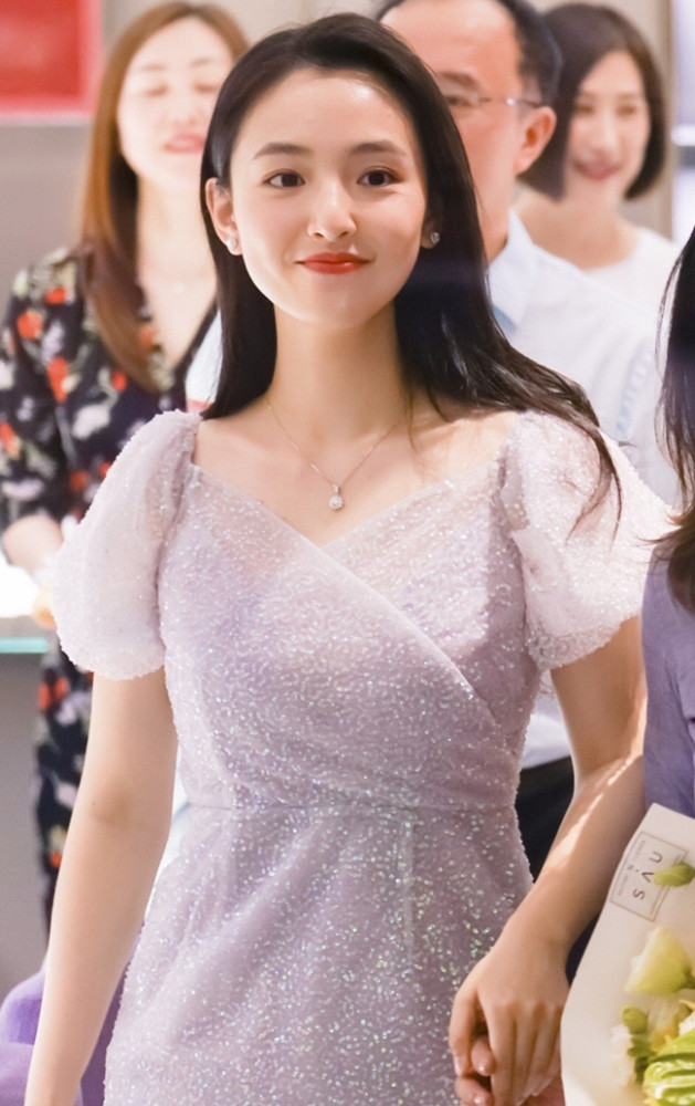 吴倩穿亮片裙出席活动,搭配高跟鞋温婉可人