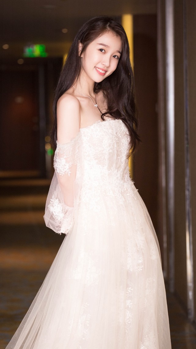 虞书欣一袭清新的仙女裙穿搭,尽显淑女气质,很甜美!