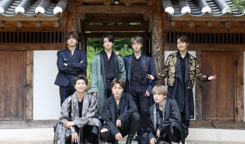 bts防弹少年团身穿改良版韩服,合体送祝福
