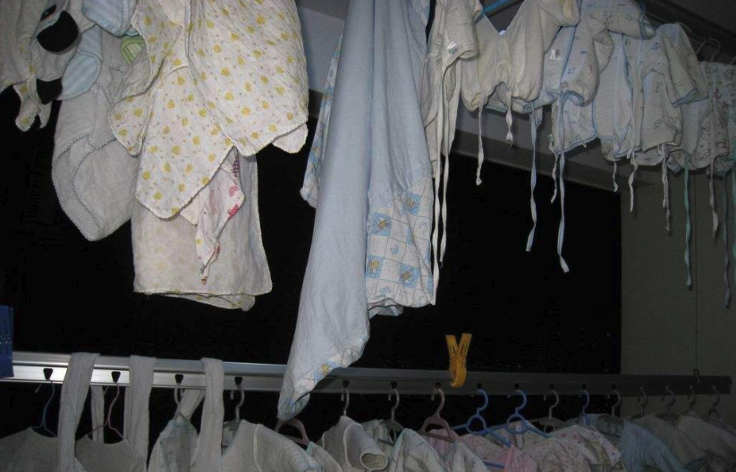 为何孩子的衣服晚上不能晾在外面?会有这4个危害,家长