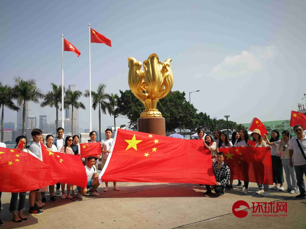 香港多地举行爱国"快闪"活动,太平山顶升起五星红旗