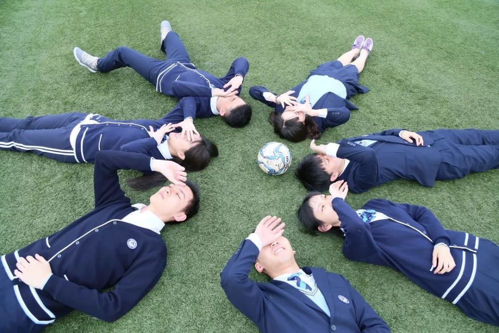 上海市高桥中学本期学联收集了沪上部分高中阶段学校的各式校服,每个