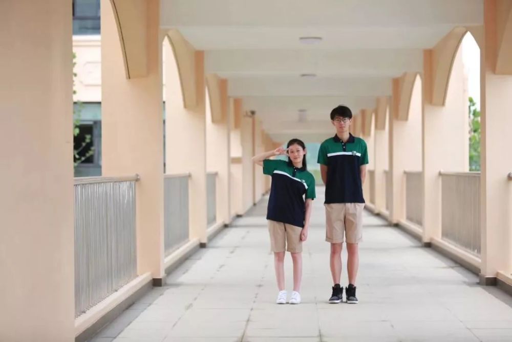 北京外国语大学附属田园高中的校服夏季绿色恤颜色鲜艳, 尽显青春