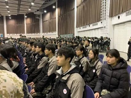 松江区立达中学的校服由立达中学的创始人之一的丰子恺先生设计,虽然