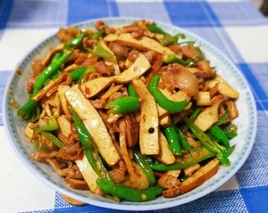 姜蒜,青椒和豆干切好,肉切丝,加点料酒,淀粉,码上备用