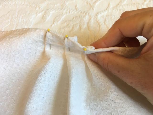 零基础教学:制作一条带褶皱的围裙,用手工缝制就能