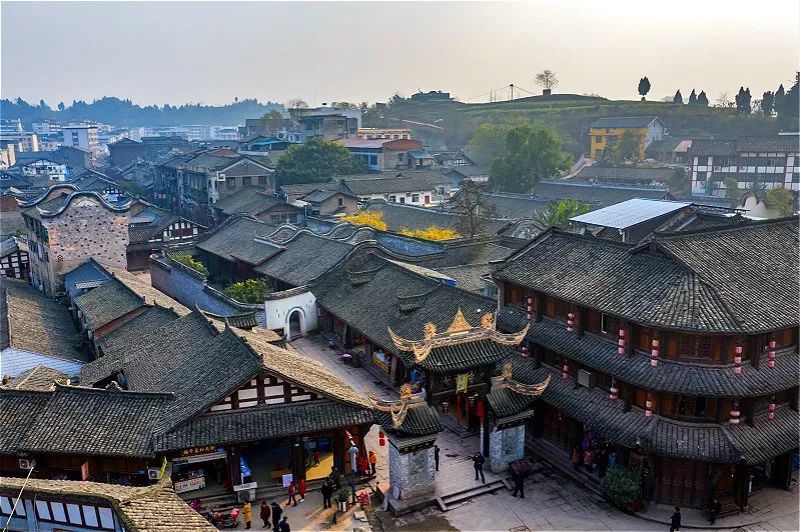 千人团来潼南逛双江古镇,追忆伟人生平业绩,游大佛寺