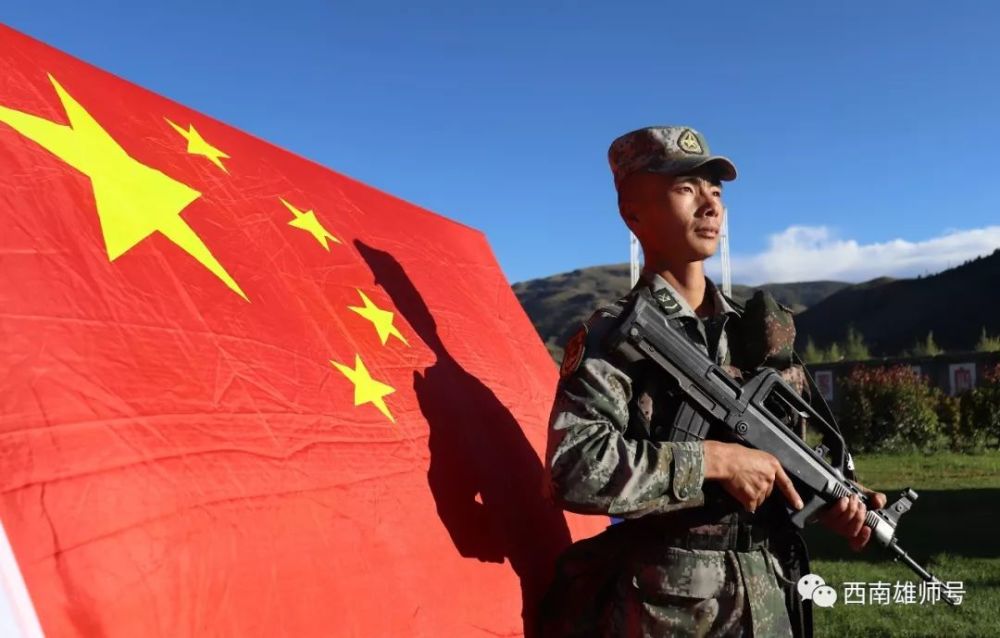 在川渝大地,年轻的官兵们面对国旗,深情唱起《我和我的祖国》歌曲.