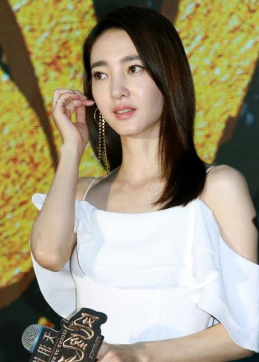 颜值美女,王丽坤的一袭白裙出镜,优雅知性!
