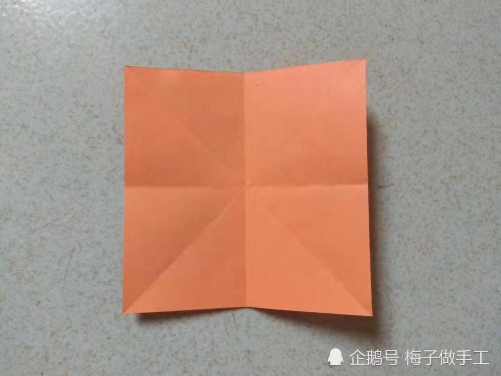 折法教程如下: 第一步:把正方形纸折出一个"米"字折痕.