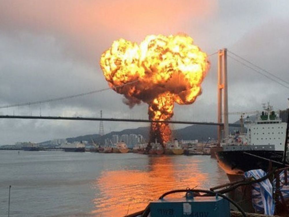 四万级化学船爆炸:韩国港口腾起巨型蘑菇云,威力超