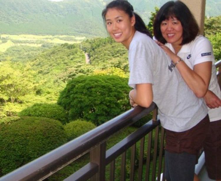 女排迎来历史上第十个冠军,拼搏背后有一位懂得低头,柔软的妈妈