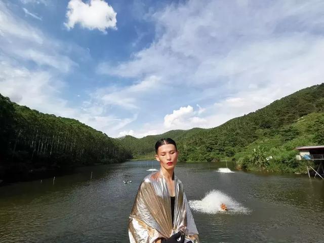 除了这些走秀,自己设计高定 陆仙人的硬照也是一绝 即使背景是简单的