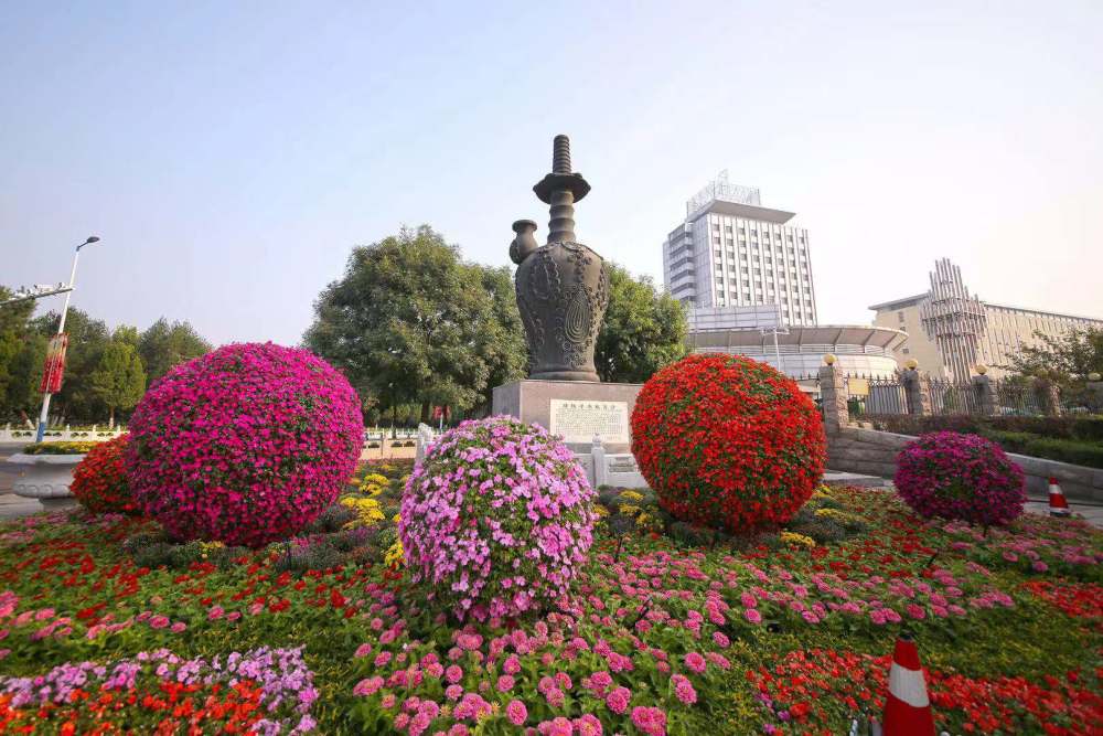 北京密云在公园及道路节点布置立体花坛,营造节日气氛.钱蕾 摄