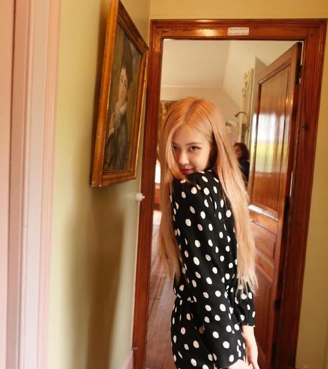 一个回眸令人沦陷 今日份的心动女孩朴彩英