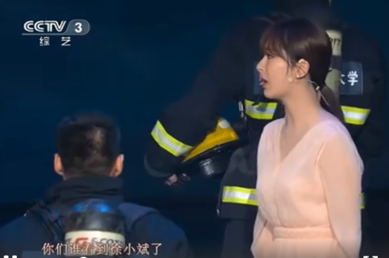 杨紫表演《烈火英雄,当她呐喊徐小斌时,台下张一山眼眶湿润