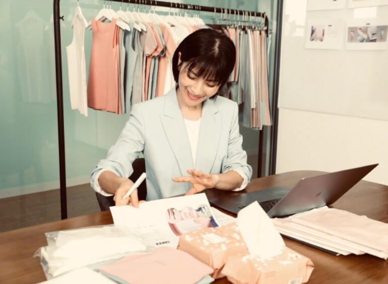 胡可电脑前认真工作, 利落短发蓝色小西装变身女强人!