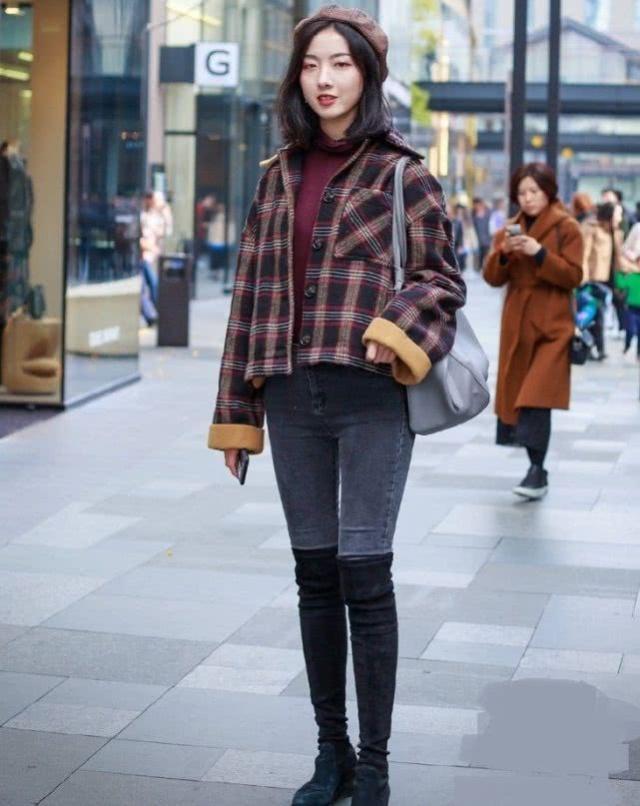 牛仔裤搭配美丽大气,都市丽人的感觉,很显俊秀的唯美气质