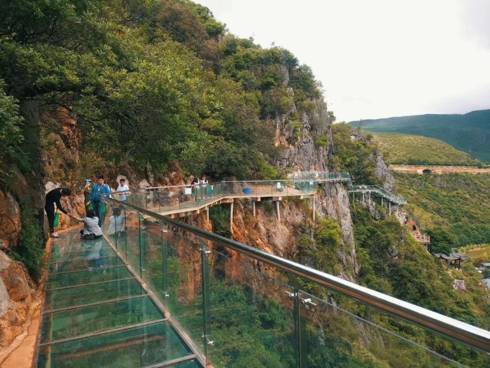 丽江观音峡是古代茶马古道的要塞,这里景美鱼多还有玻璃栈道