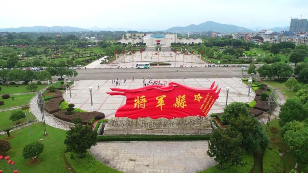 兴国是全国著名的苏区模范县,红军县,烈士县和誉满中华的将军县.