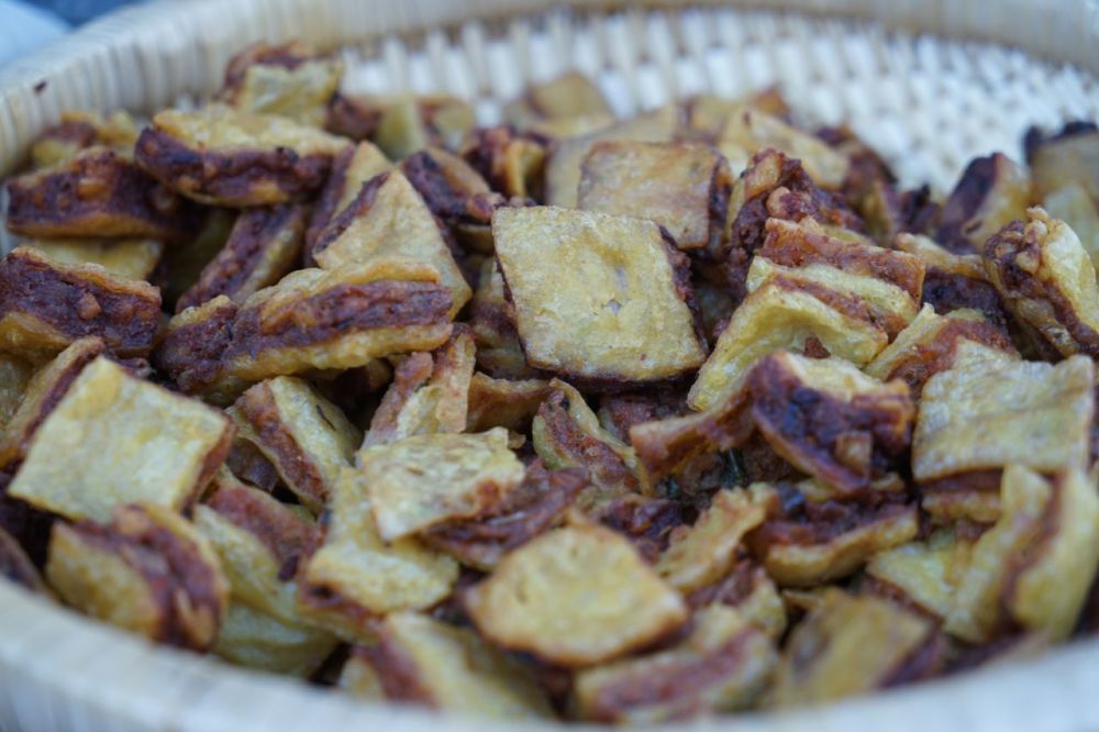 有夹着肉馅炸的饹馇,吃着又脆又香,看看这图就知道是怎么做的了.