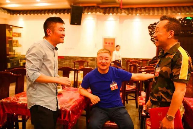 天津相声节后台掠影:于谦师父和老梁超欢乐,马志明缺席引争议!