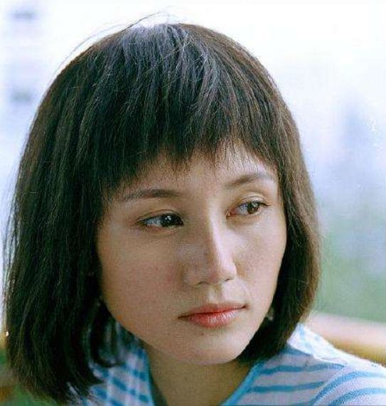 42岁袁泉同框90后女星被碾压?你的气质里,藏着曾走过的路