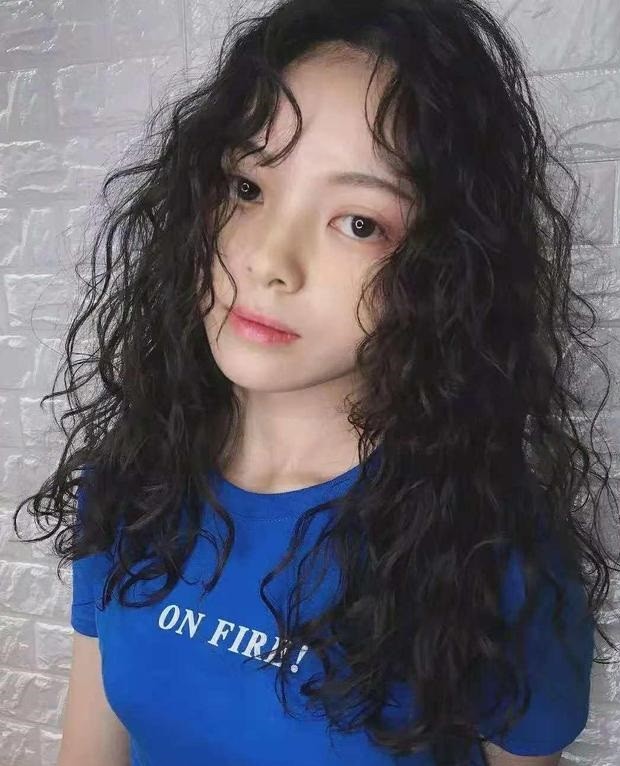 教你弄头:烫了泡面卷的发型后,该如何打理头发?