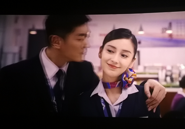 杨颖《中国机长》客串一分钟,却成全剧最甜,和杜江同框显亲密!