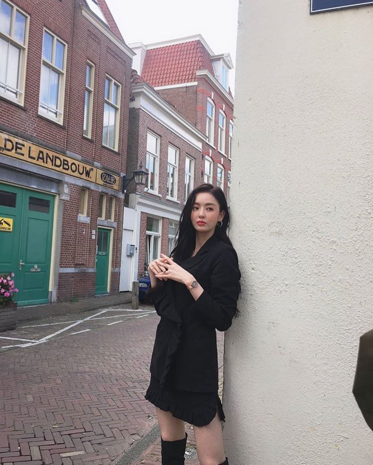 从她在的荷兰旅游look中就可以看出,李多喜真的很喜欢连体裤!