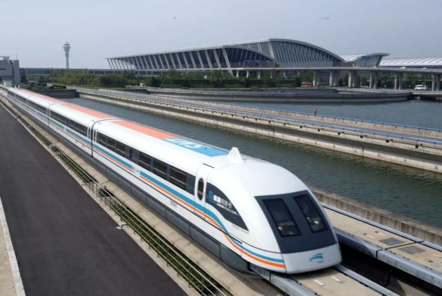 世界第一条商业高速磁悬浮铁路线在上海正式通车(摄影:王溶江). 2003