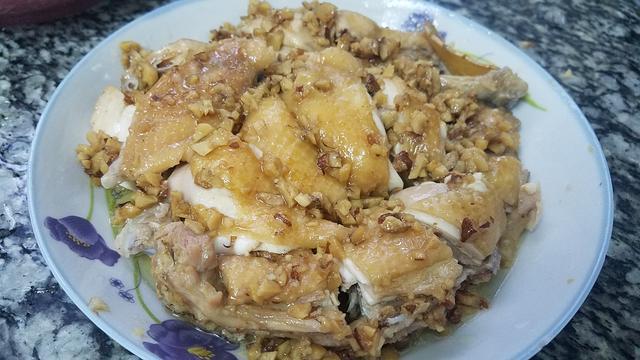 广东人很喜欢吃的沙姜鸡,又嫩又滑香味浓,做法简单又好吃