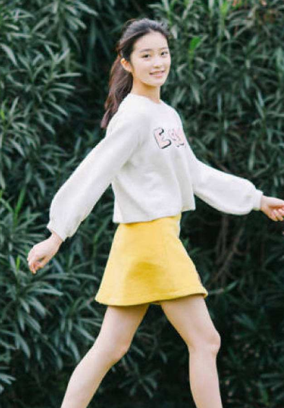 柴蔚晒美照,长大后的她英气又温柔,网友:林青霞女儿?