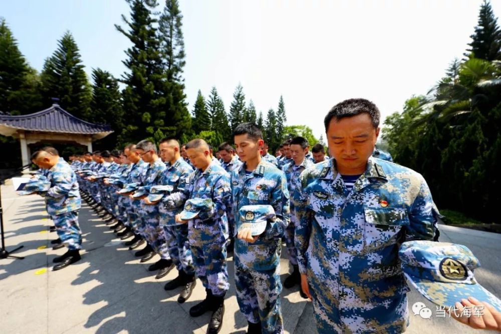 今天人民海军向烈士致敬