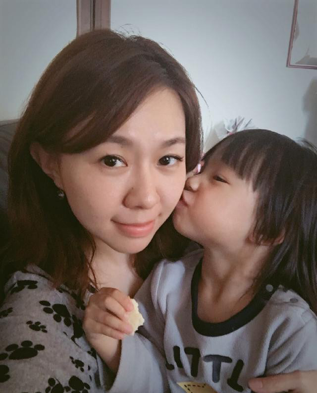 "贺岁公主"卓依婷36岁颜如少女,3岁女儿撞脸小四月