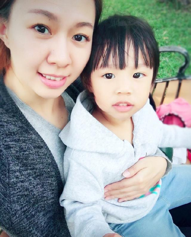 "贺岁公主"卓依婷36岁颜如少女,3岁女儿撞脸小四月