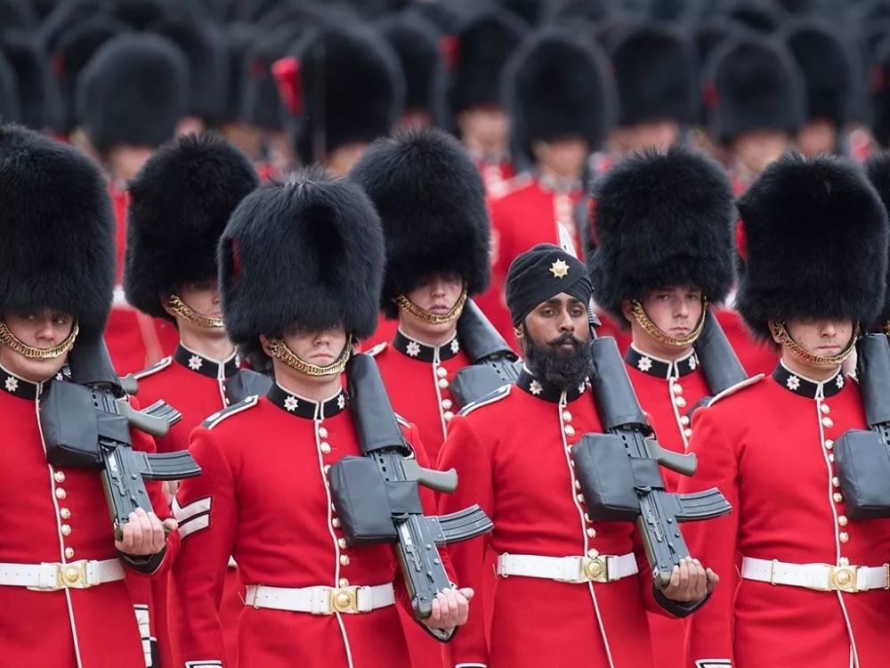 英国伦敦,皇家军队阅兵仪式上,一名锡克教士兵戴"磨盘帽"成功抢镜.