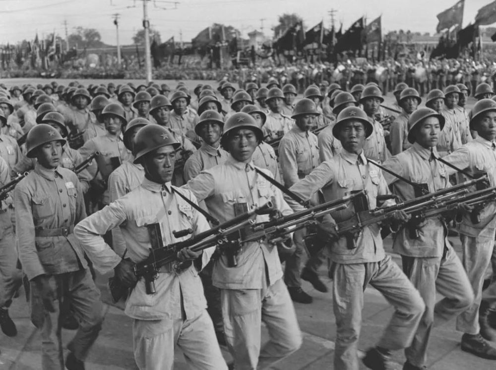 70年前的国庆阅兵现场,啥样?