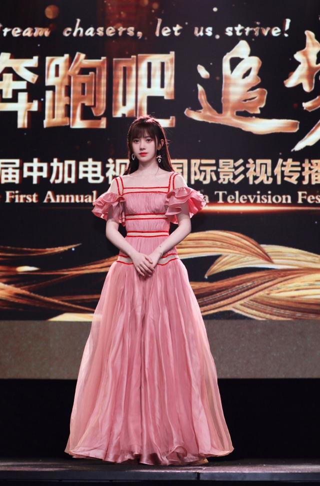 鞠婧祎越来越嫩,穿拼接外套配短裙,绑"公主头"美回16岁