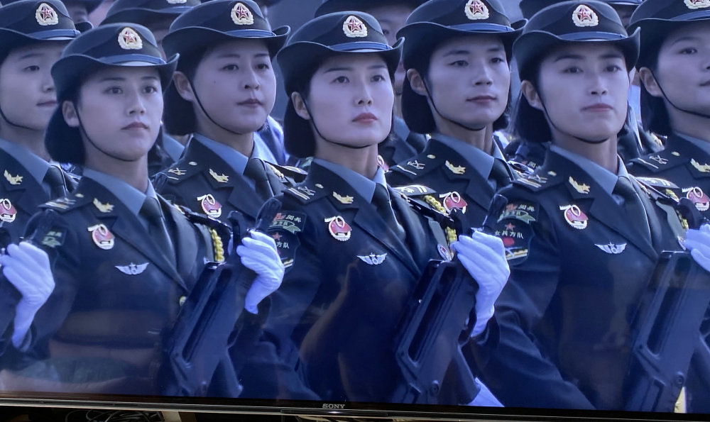 国庆大阅兵女兵因高颜值爆红!演员张译蹭热度:我跟她