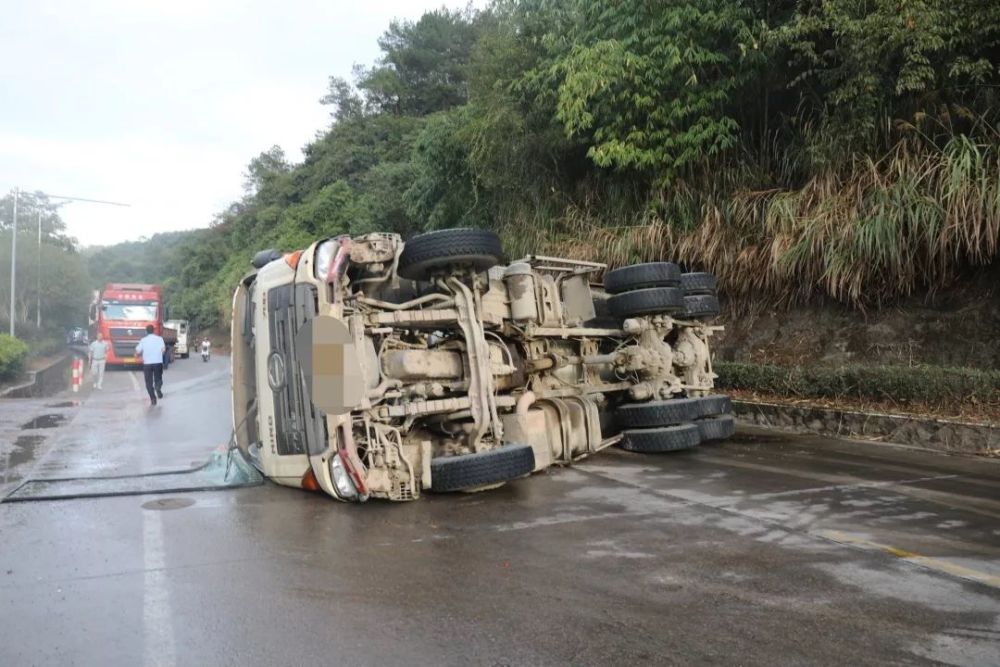 惨烈翻车!三明这条路上突发车祸