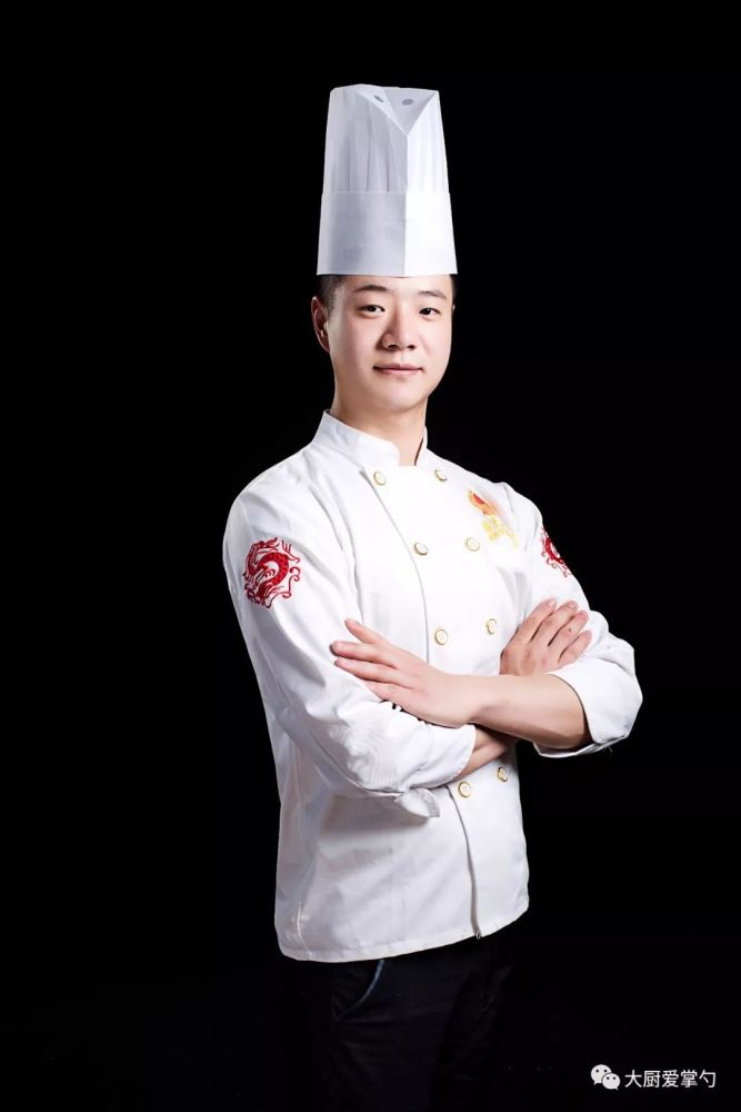 从小我就渴望做一名厨师,高高的厨师帽,帅气的白色厨师装,手握刀柄