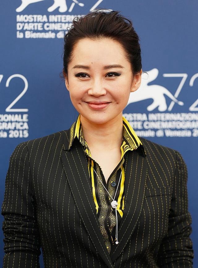 50岁许晴素颜女神,酒窝迷人,爱笑的女人好运常在