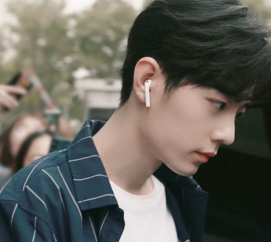 余生:肖战全黑造型超酷,靠在车边等女友,却被车牌号